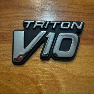 1999-2004 FORD F250 F350 TRITON V10 SIDE FENDER EMBLEM BADGE SYMBOL LOGO OEM
